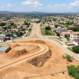 Obras de terraplenagem contemplam vias do bairro Pedra Pintada obras de terraplenagem